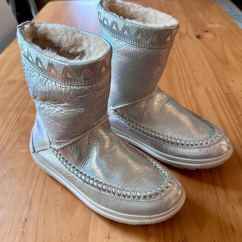 Manitobah Reflection Boots Silver Metallic Rare Limited Edition 6 Fur Lined